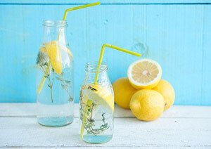 Вода з лимоном: властивості, рецепти для схуднення