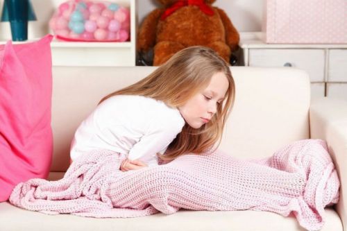 У дитини болить живіт вище пупка: причини болю, супутні захворювання