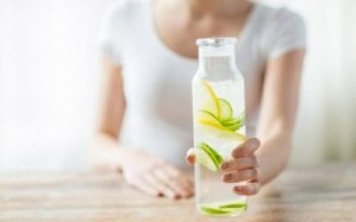 Вода з лимоном: властивості, рецепти для схуднення