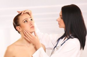 Атерома на обличчі та голові: причини утворення кісти сальної залози, способи лікування та хірургічне видалення