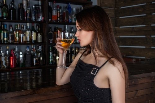 Дівчина з алкоголем – наслідки алкоголізму