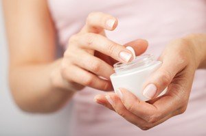 Аптечні препарати для омолодження шкіри обличчя: кращі кошти та їх опис