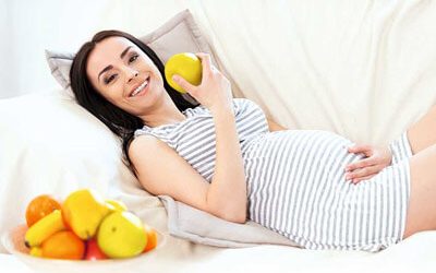 Яблука при вагітності: користь і шкода для організму жінки