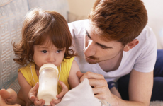 Чи можна дитині давати коров’яче молоко?