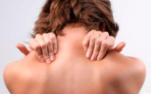 Масаж шиї при остеохондрозі шийного відділу хребта: як робити в домашніх умовах?