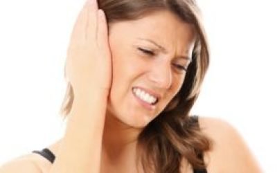 Як зняти закладеність вуха: чим лікувати в домашніх умовах при застуді і нежиті?