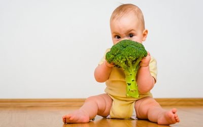 Зелений кал (стілець) у немовляти: чому у дитини зелені какашки зі слизом і температура