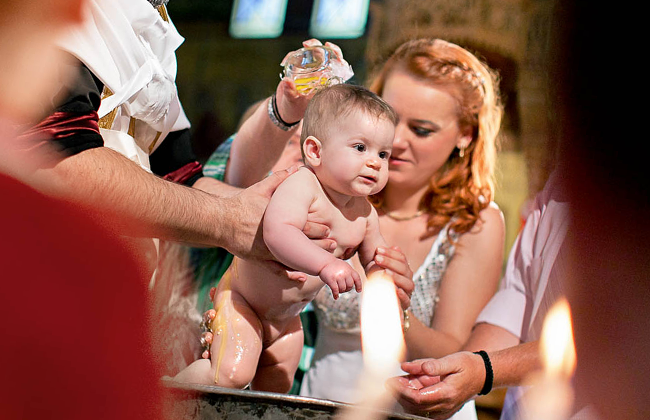 Можна перехрестити дитину з іншим імям або хрещеним?