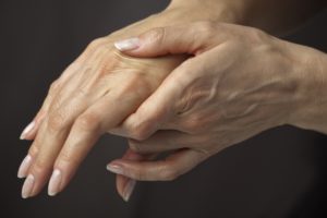 Будова кисті руки людини з назвами: кістки, сухожилля і мязи