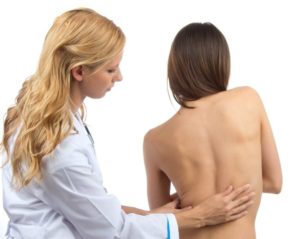 Болить спина в області хребта між лопатками: причини болю, що робити?