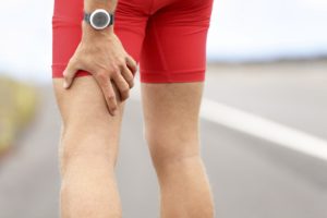 Болять ноги під колінами ззаду: причини, ніж лікувати біль при згинанні і розгинанні?