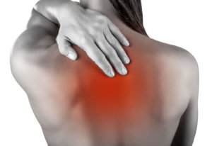 Болить спина в області хребта між лопатками: причини болю, що робити?