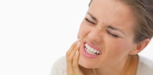 Клацає щелепа при відкритті рота: що робити, чому щелепа болить при закритті рота, лікування