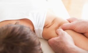 Для чого проводиться масаж при переломі хірургічної шийки плеча