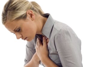 Болить грудна клітка посередині і віддає в спину: причини у жінок