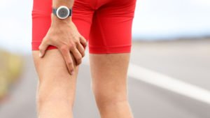 Чому тягне ногу від сідниці до стопи: лікування тягнучої болі в правій і лівій нозі