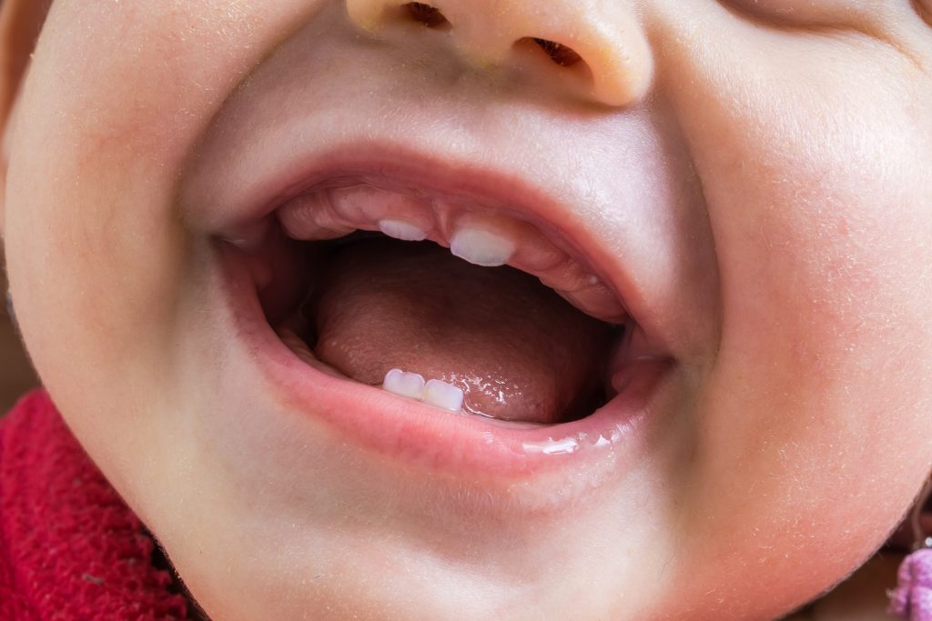 У дитини 7 місяців немає зубів: що робити, причини затримки росту зубів