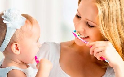 Коли починати чистити зуби дитині: як правильно це робити?