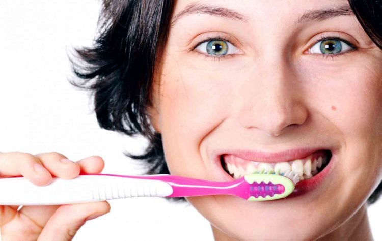 Як чистити зуби після видалення зуба: правила гігієни