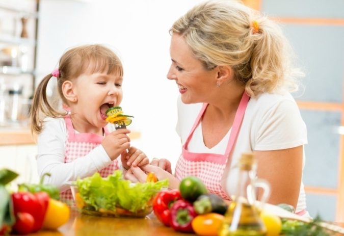 Чим годувати дорослого і дитини при стоматиті: дієти і що є не можна?