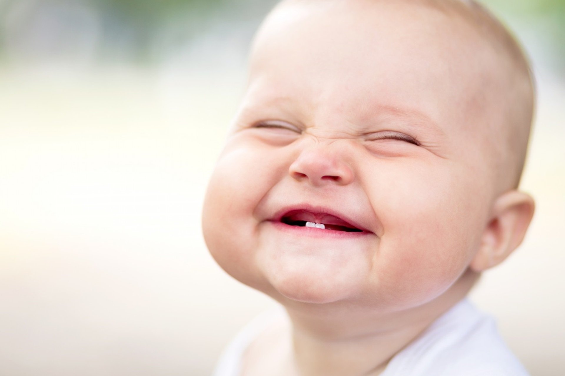 Блювота при прорізуванні зубів у дітей: причини і лікування
