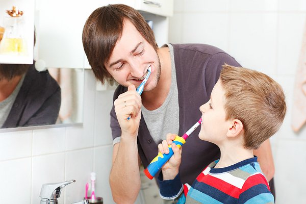 Дитяча електрична зубна щітка: критерії вибору та рейтинг кращих щіток на батарейках