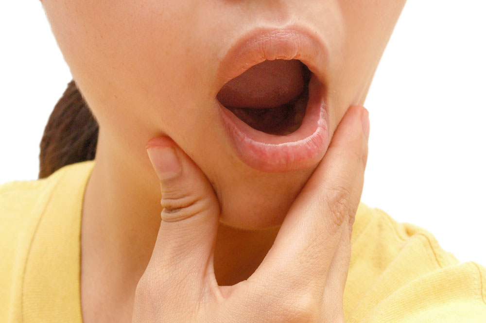 Чому хрумтить щелепи при відкриванні рота: причини і що з цим робити