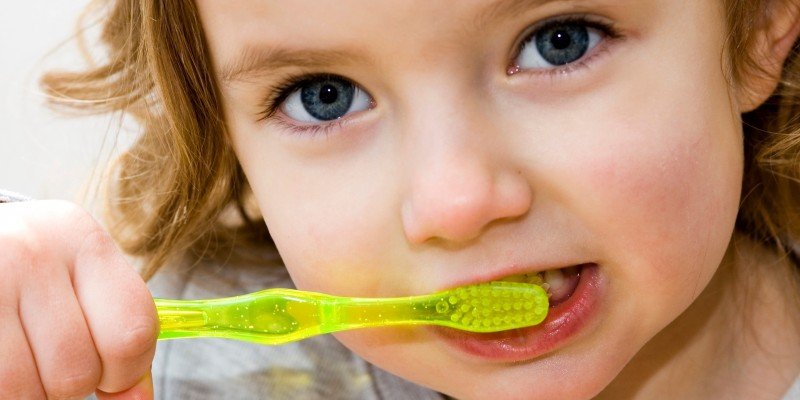 Шишка або наріст на десні у дитини: причини появи і лікування