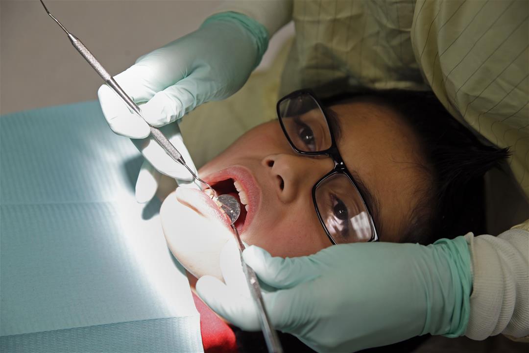 Як зупинити кров після видалення зуба: ефективні способи