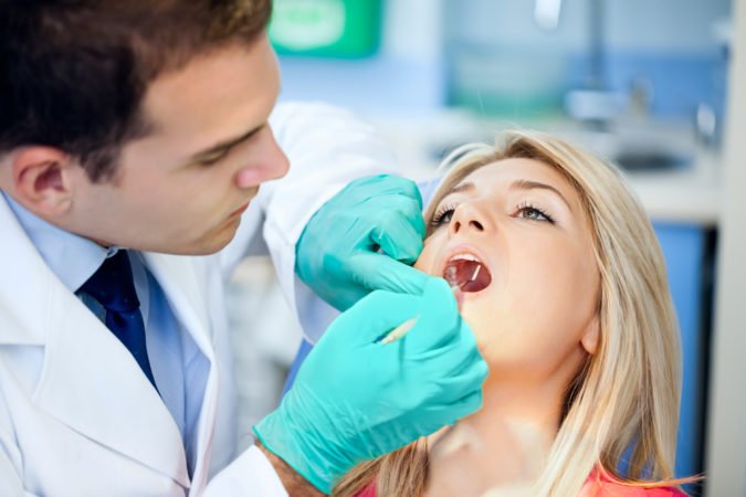 Набряк після імплантації зубів: як зняти і що робити?