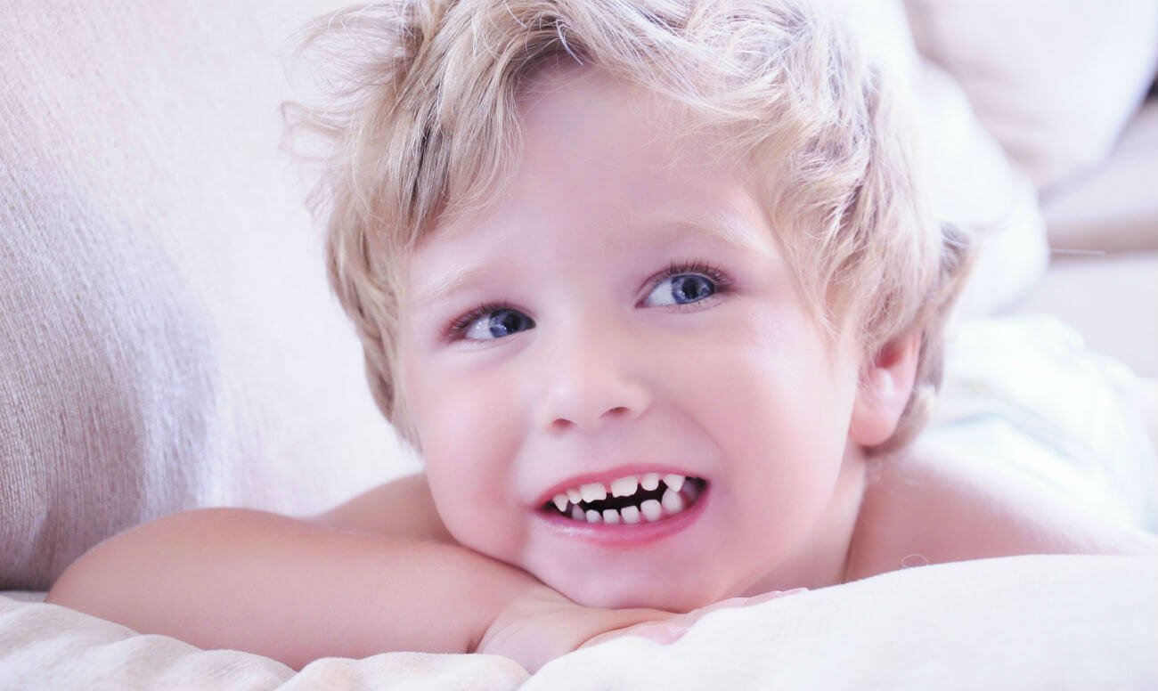 Скільки повинно бути зубів у дитини в 2 роки: кількість і терміни прорізування