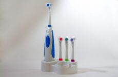 Електрична зубна щітка: як правильно вибрати і як їй користуватися