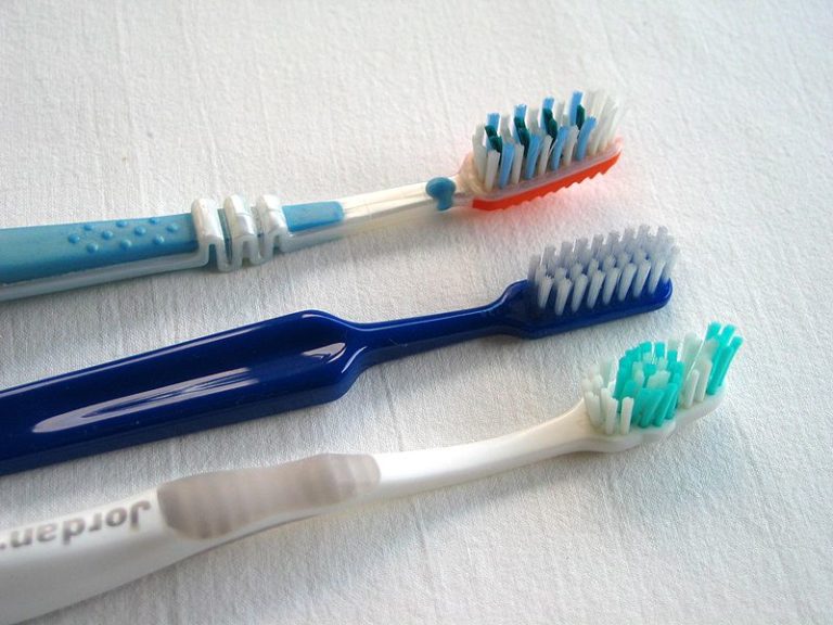 Яка зубна щітка краще, електрична чи звичайна?   критерії вибору та поради стоматологів