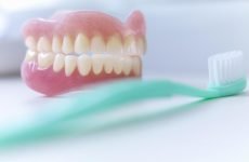 Догляд за знімними зубними протезами: правила чищення та харчування в домашніх умовах
