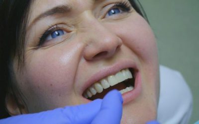 Як знімають коронку зуба з: показання та методики проведення процедури
