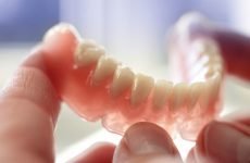 Знімні зубні протези: різновиди, правила догляду та відгуки