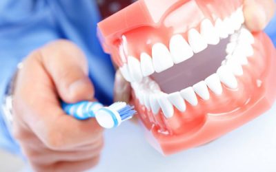 Чим чистити зубні протези: найбільш ефективні методи та засоби