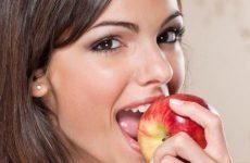 Можна їсти яблука на голодний шлунок: корисні і шкідливі властивості