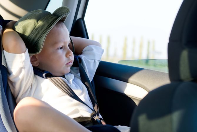 Що робити, якщо вашу дитину колише при їзді в машині? Є рішення!