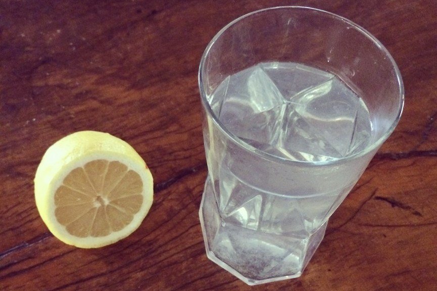 Чим корисна вода з лимоном для здоровя