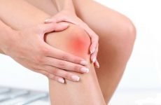 Біль в коліні при згинанні та розгинанні, присіданні і вставанні: причини, лікування, як зняти різкий напад