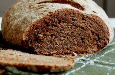 Який хліб можна їсти при панкреатиті: житній, хлібці, сухарі, висівки, сушіння
