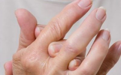 Опухли, запалилися і болять суглоби пальців на руках: причини, лікування, народні засоби