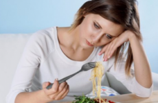 Втрата апетиту: причини у дорослих, літніх людей, дитини, при вагітності у жінок