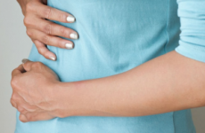Жовчна коліка: симптоми у жінок і лікування, невідкладна допомога, як зняти біль в домашніх умовах