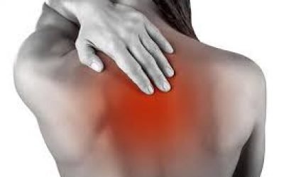 Біль у спині між лопаток може возникунуть у будь-якої людини