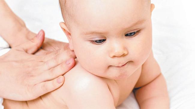 Користь і прийоми дитячого масажу спини від немовлят і старше