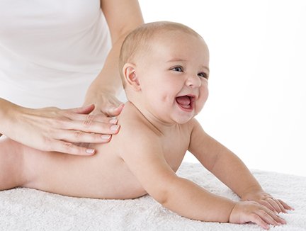 Користь і прийоми дитячого масажу спини від немовлят і старше