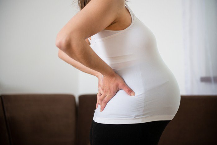 Причины боли в спине у женщин до и после родов