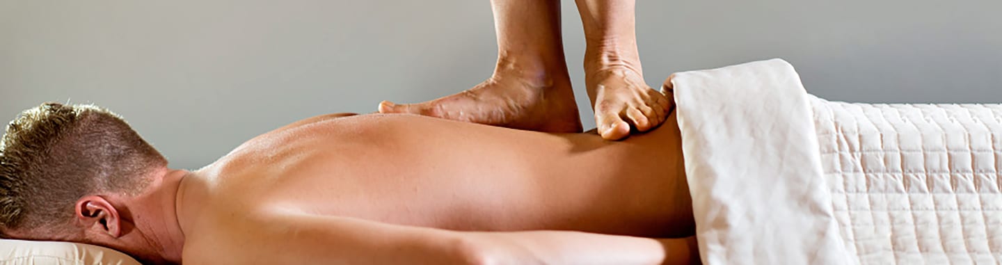 Все нюансы массажа спины ногами: польза и меры предосторожности